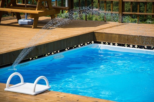 dřevěné obložení bazénu